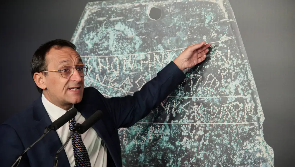 Javier Velaza, experto en epigrafía y catedrático de Filología Latina en la Universidad de Barcelona
