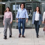 De izquierda a derecha: Andrea López de Vicuña, Luis Martín Lázaro, Ana de Jorge García y Magdalena Colino González, antes de la mesa redonda sobre digitalización en la farmacia