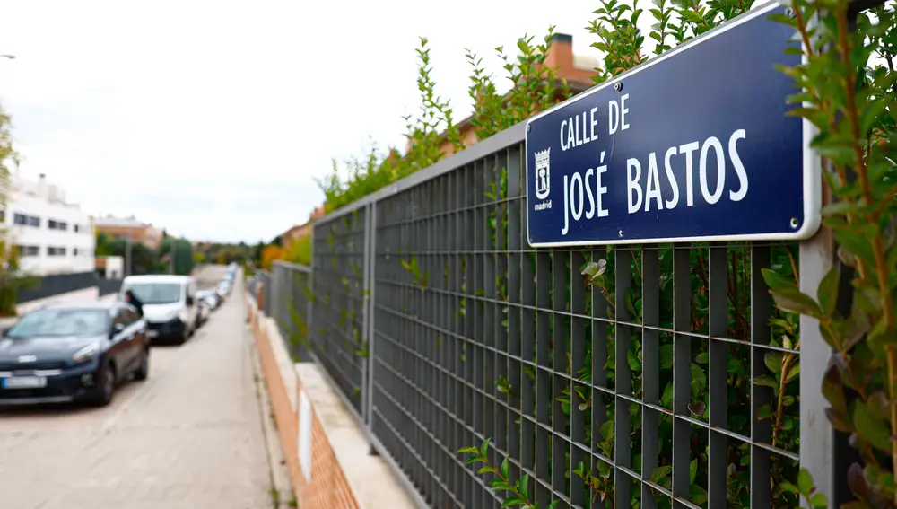 MADRID, 15/11/2022.- Detalle de la placa de la calle José Bastos de Madrid en la que la presidenta del Grupo Eulen, María José Álvarez, fue atacada ayer por dos hombres armados cuando viajaba en un coche junto a su escolta, suceso del que salió ilesa, según han informado a EFE fuentes próximas a la investigación. Dos hombres armados asaltaron desde un coche y encañonaron con sus pistolas a otro vehículo en el que viajaba la empresaria conducido por su escolta, que disparó a los atacantes antes de que huyeran del lugar. El suceso ocurrió poco antes de las dos de la madrugada del pasado lunes en la calle de José Bastos, en el distrito de Moncloa-Aravaca, en Madrid, cuando el coche en el que viajaba la empresaria y conducía un escolta privado fue interceptado frontalmente por otro coche, un Renault Scenic. EFE/Rodrigo Jiménez