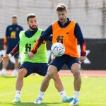 Gayá, en un entrenamiento con Azpilicueta