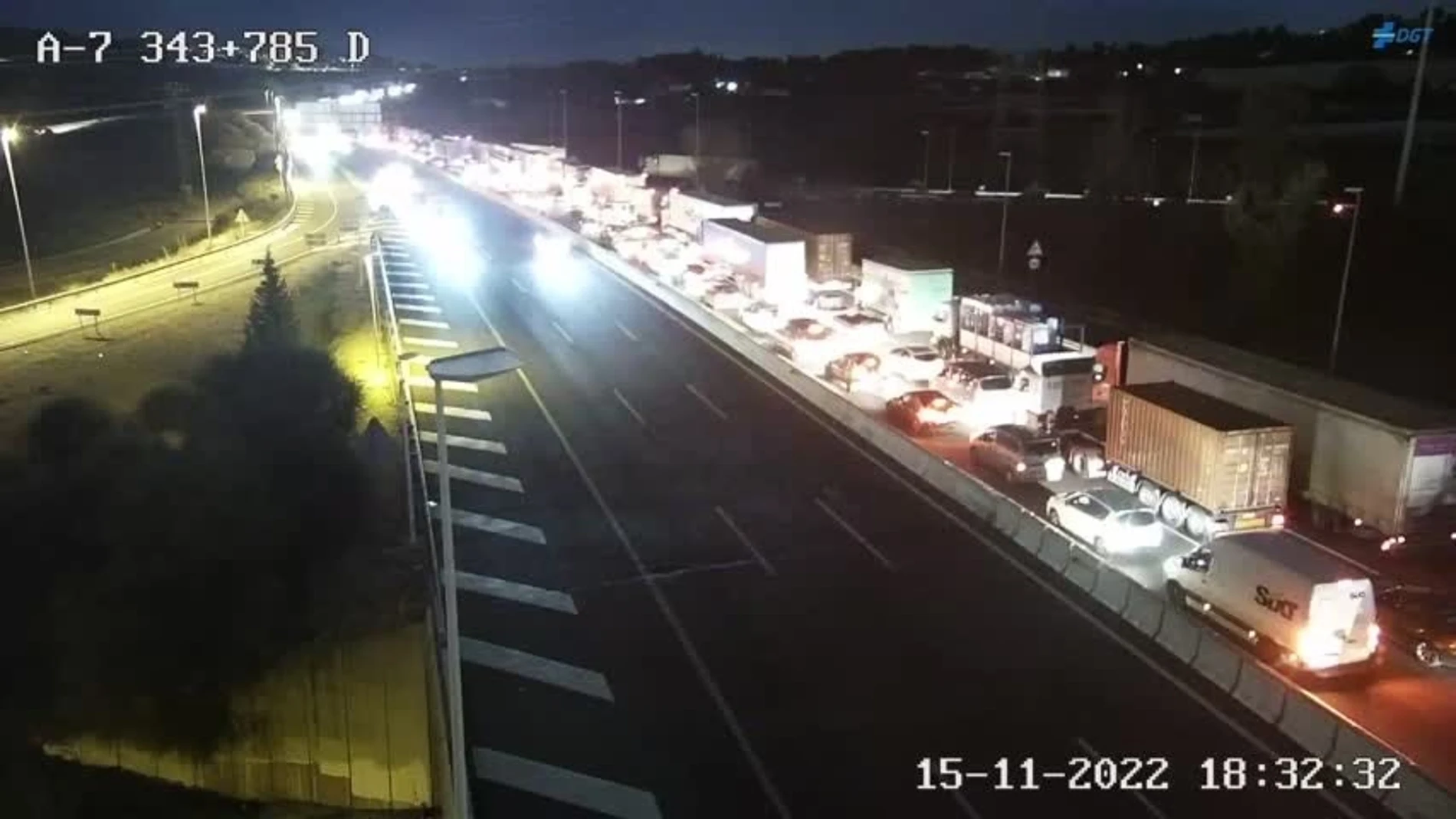 Retención en la A-7 entre Chiva y Torrent (Valencia) por el vuelco de un camión