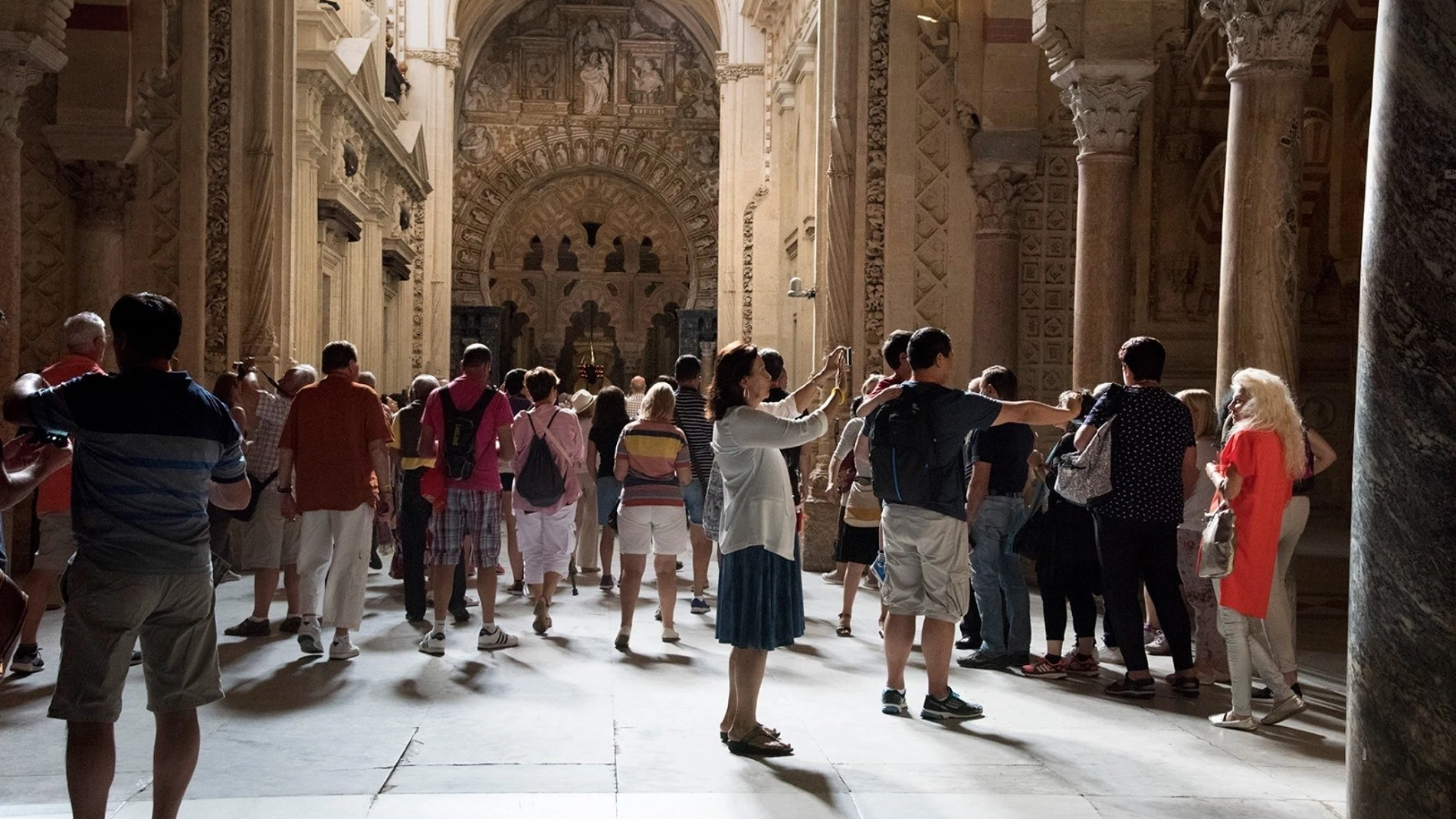 Turistas en el interior de la Mezquita-Catedral de Córdoba