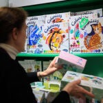 Una dependienta coloca los juguetes en una tienda de Madrid