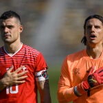 El capitán de Suiza portando el brazalete de OneLove
