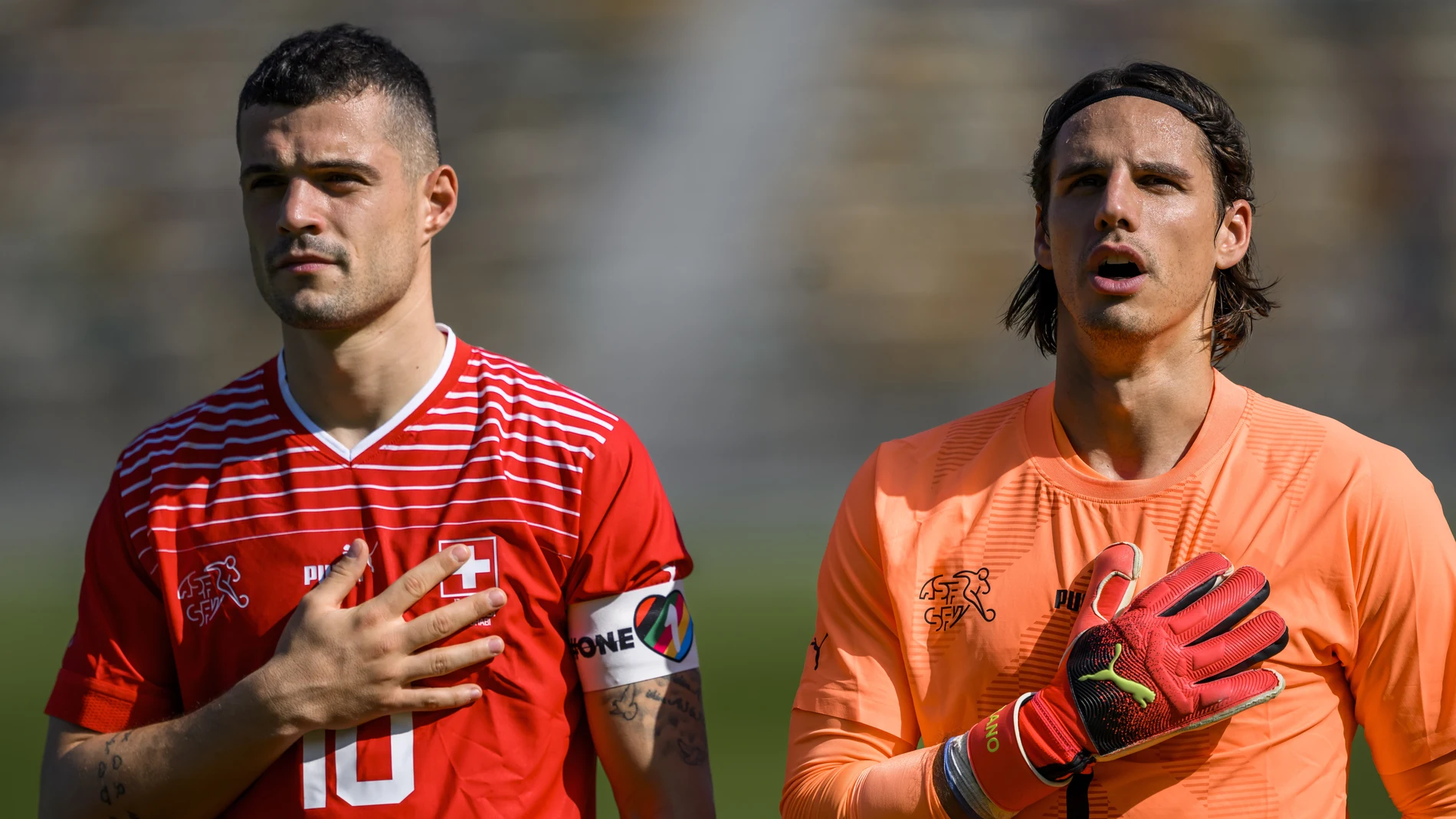 El capitán de Suiza portando el brazalete de OneLove