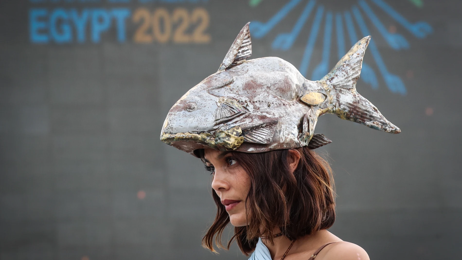 Una de las activistas representa a la "Madre Naturaleza" para llamar la atención sobre la contaminación de los recursos hídricos en todo el mundo en la Conferencia de las Naciones Unidas sobre el Cambio Climático 2022 (COP27), en Sharm El-Sheikh (Egipto)