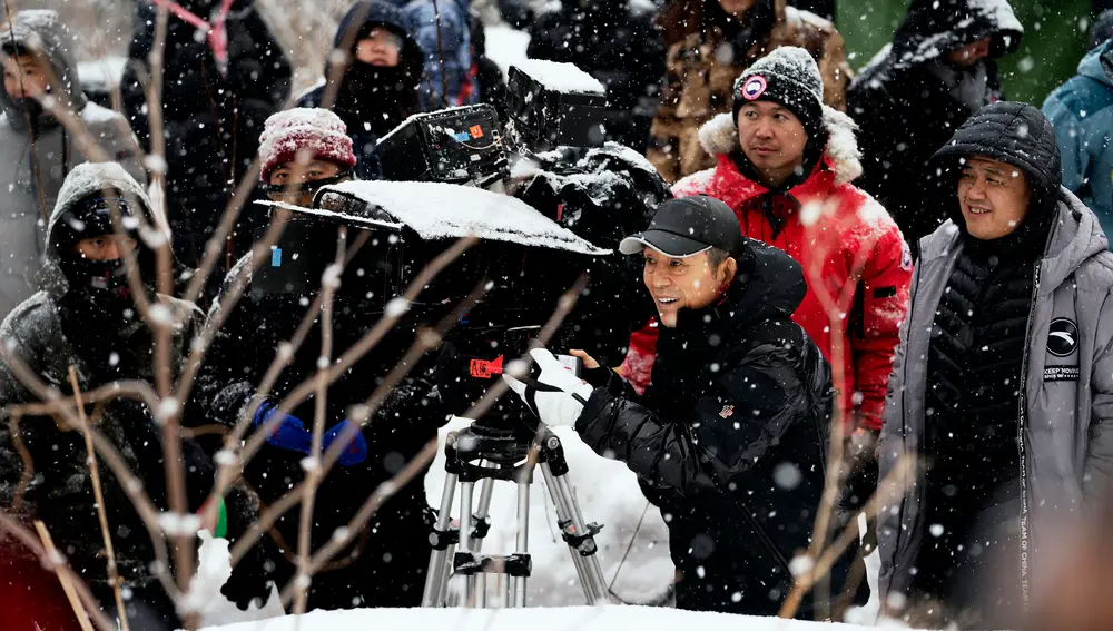 Zhang Yimou, en el centro, durante el rodaje de "Cliff Walkers"
