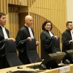 El presidente del tribunal, Hendrik Steenhuis, segundo por la izquierda, antes de la sesión del veredicto del juicio del vuelo 17 de Malaysia Airlines en el tribunal de alta seguridad del aeropuerto de Schiphol, cerca de Ámsterdam