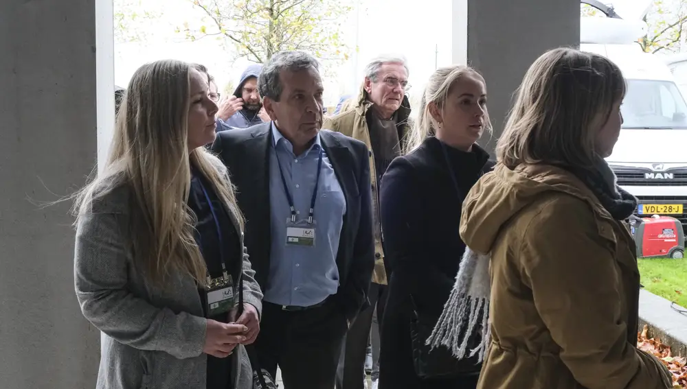 Los familiares australianos de los fallecidos en el derribo del vuelo 17 de Malaysia Airlines llegan al aeropuerto de Schiphol, cerca de Ámsterdam