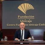 El responsable de Literatura de la Fundación Unicaja, Francisco Cañadas; la directora de Alianza Editorial, Valeria Ciompi, y Juana Salabert, en representación del jurado del Premio Unicaja de Novela 'Fernando Quiñones'UNICAJA17/11/2022