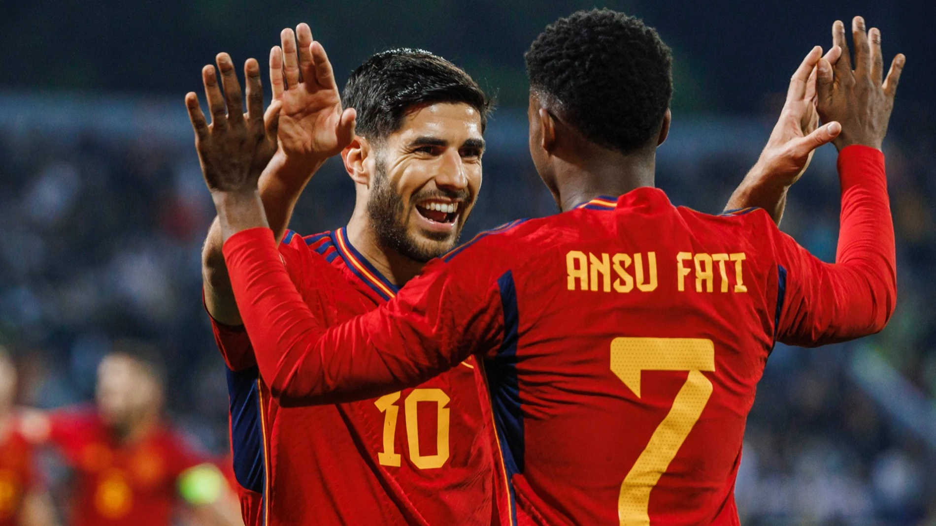 Ansu Fati y Marco Asensio celebran el 0-1 ante Jordania