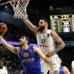 Poirier se dispone a taponar a Zoosman en el Real Madrid-ALBA Berlín