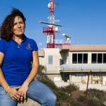 La controladora de Salvamento Marítimo, Azucena López, y sus compañeros, están preocupados por el cierre de su torre de control