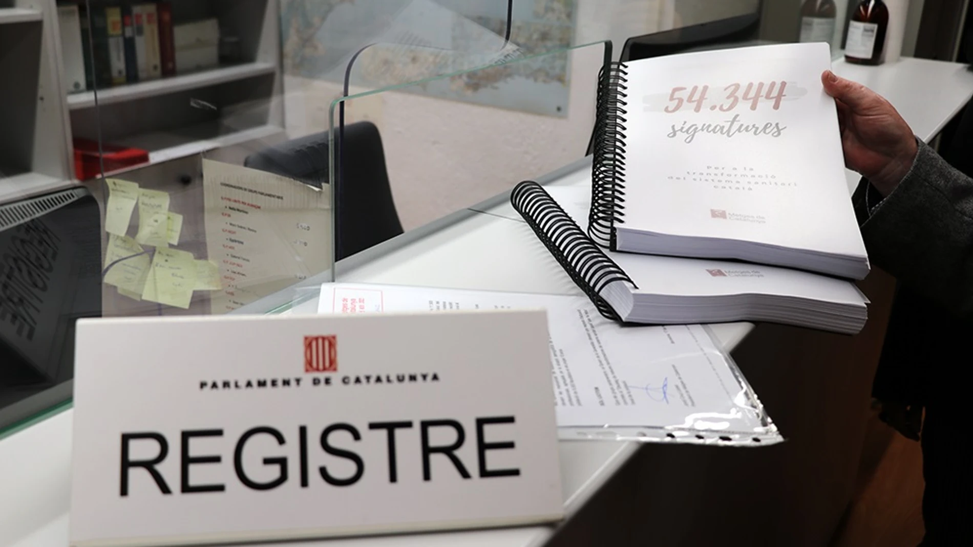 Metges de Catalunya entrega 54.000 firmas en el registro del Parlament para reclamar mejoras para la sanidad catalanaMETGES DE CATALUNYA