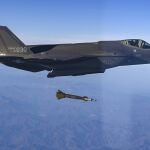 Un caza F-35 de la Fuerza Aérea de Corea del Sur dispara una bomba aérea guiada por láser GBU-12 en un campo de tiro cerca de su frontera terrestre con Corea del Norte