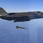 Un caza F-35 de la Fuerza Aérea de Corea del Sur dispara una bomba aérea guiada por láser GBU-12 en un campo de tiro cerca de su frontera terrestre con Corea del Norte
