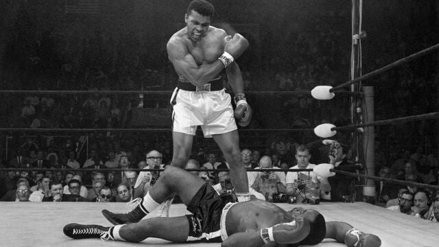 Muhammad Ali tumba a Sonny Liston en mayo de 1965