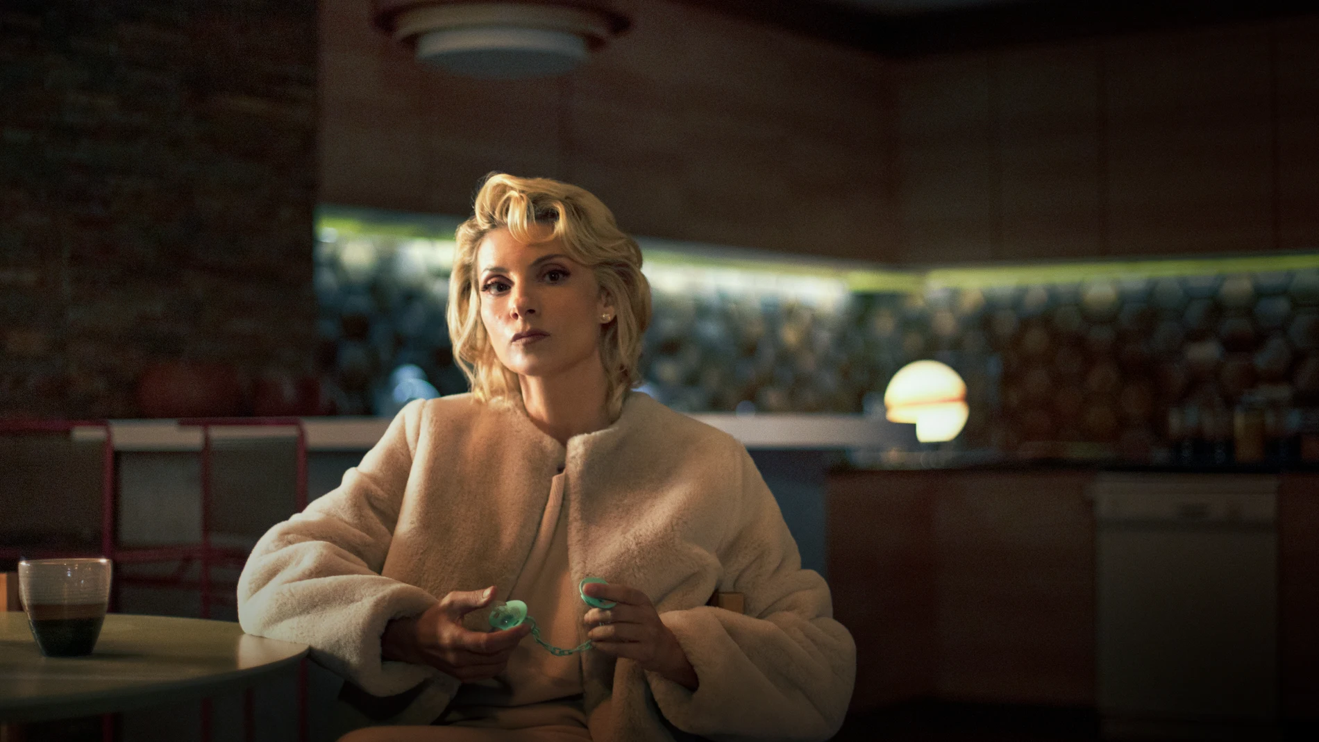 SAGRADA FAMILIA NAJWA NIMRI como JULIA / GLORIA