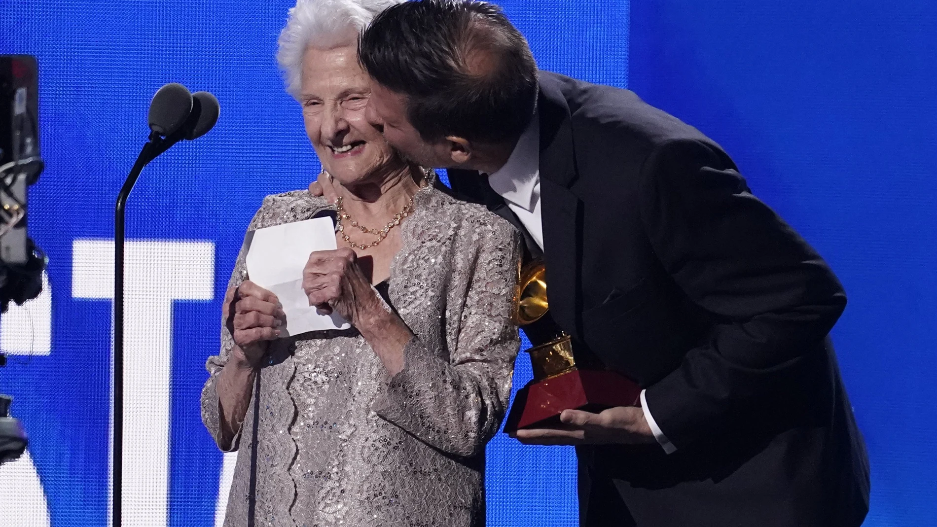 Ángela Álvarez fue una de las notas más emotivas de la 23ª ceremonia de los Latin Grammy