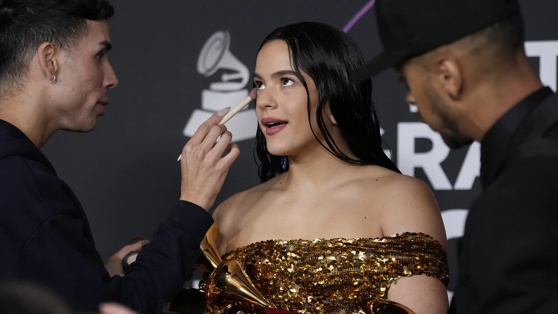 Rosalía en la alfombra roja de los Grammy Latino.