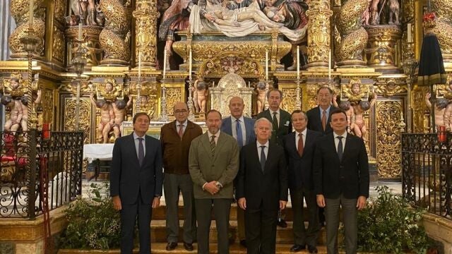 El presidente de la Fundación Caja Rural del Sur, José Luis García-Palacios Álvarez, acompañado de miembros del Consejo Rector de la entidad, y el Hermano Mayor de la Hermandad de la Santa Caridad de Sevilla, Eduardo Ybarra