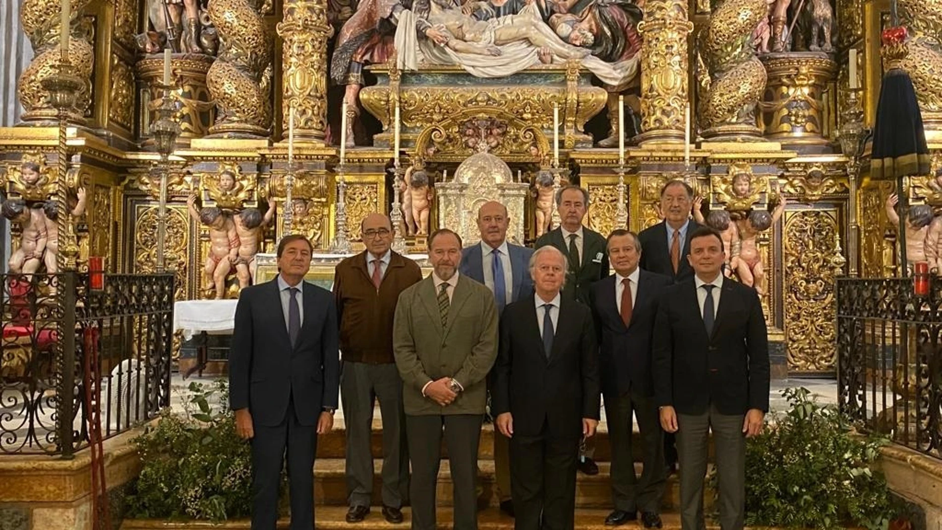 El presidente de la Fundación Caja Rural del Sur, José Luis García-Palacios Álvarez, acompañado de miembros del Consejo Rector de la entidad, y el Hermano Mayor de la Hermandad de la Santa Caridad de Sevilla, Eduardo Ybarra