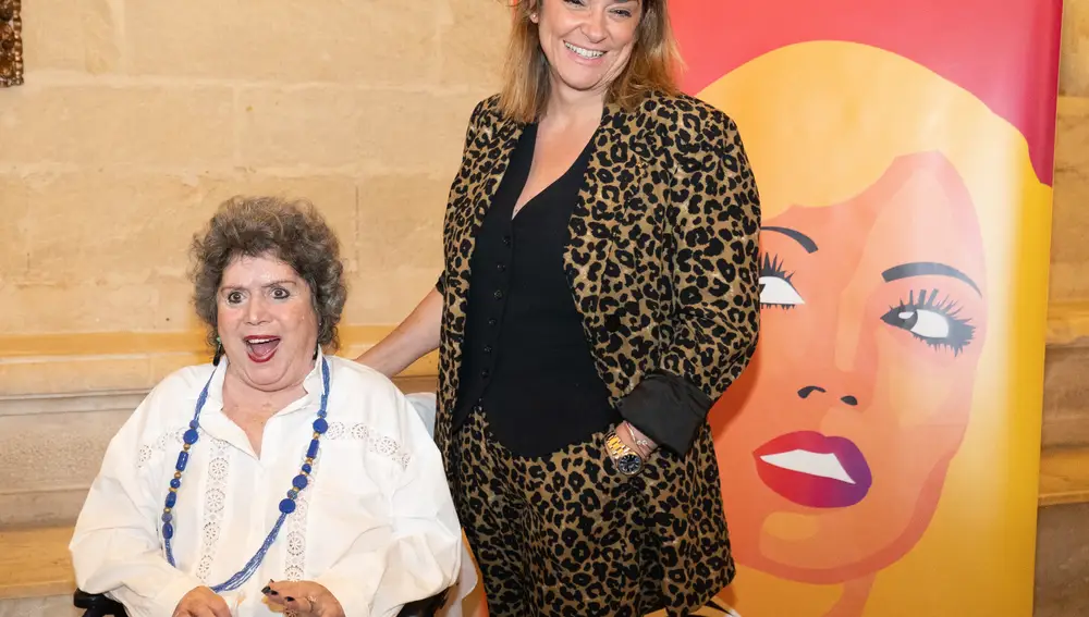 La presentadora Toñi Moreno unto a la artista María Jiménez