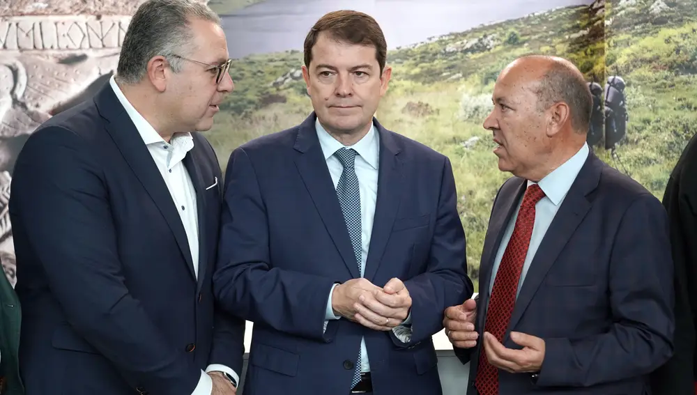 Fernández Mañueco conversa con Jesús María Prada y José María Barrios en el stand de Zamora
