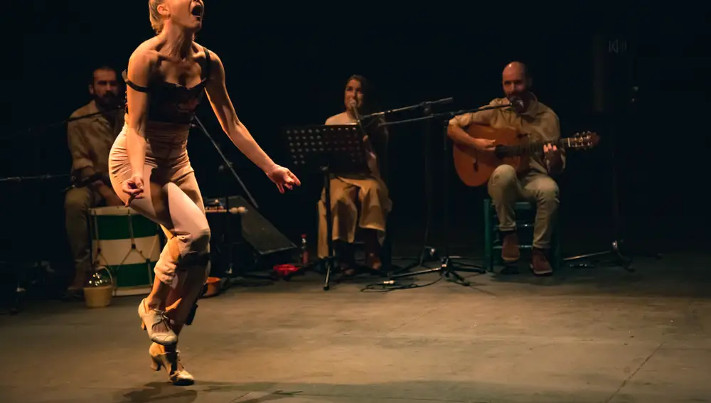 Lola Dolores (al cante), Francisco Martín (a la guitarra) e Isaac García (a la percusión) acompañan a la bailaora