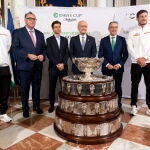 Los jugadores Albert Ramos (i) y Pablo Carreño (d), junto al consejero de Deporte, Arturo Bernal (2i); el director de la Copa Davis, David Ferrer (3i); el alcalde de Málaga, Francisco de la Torre (3d), y el presidente de la Diputación, Francisco Salado (2d)