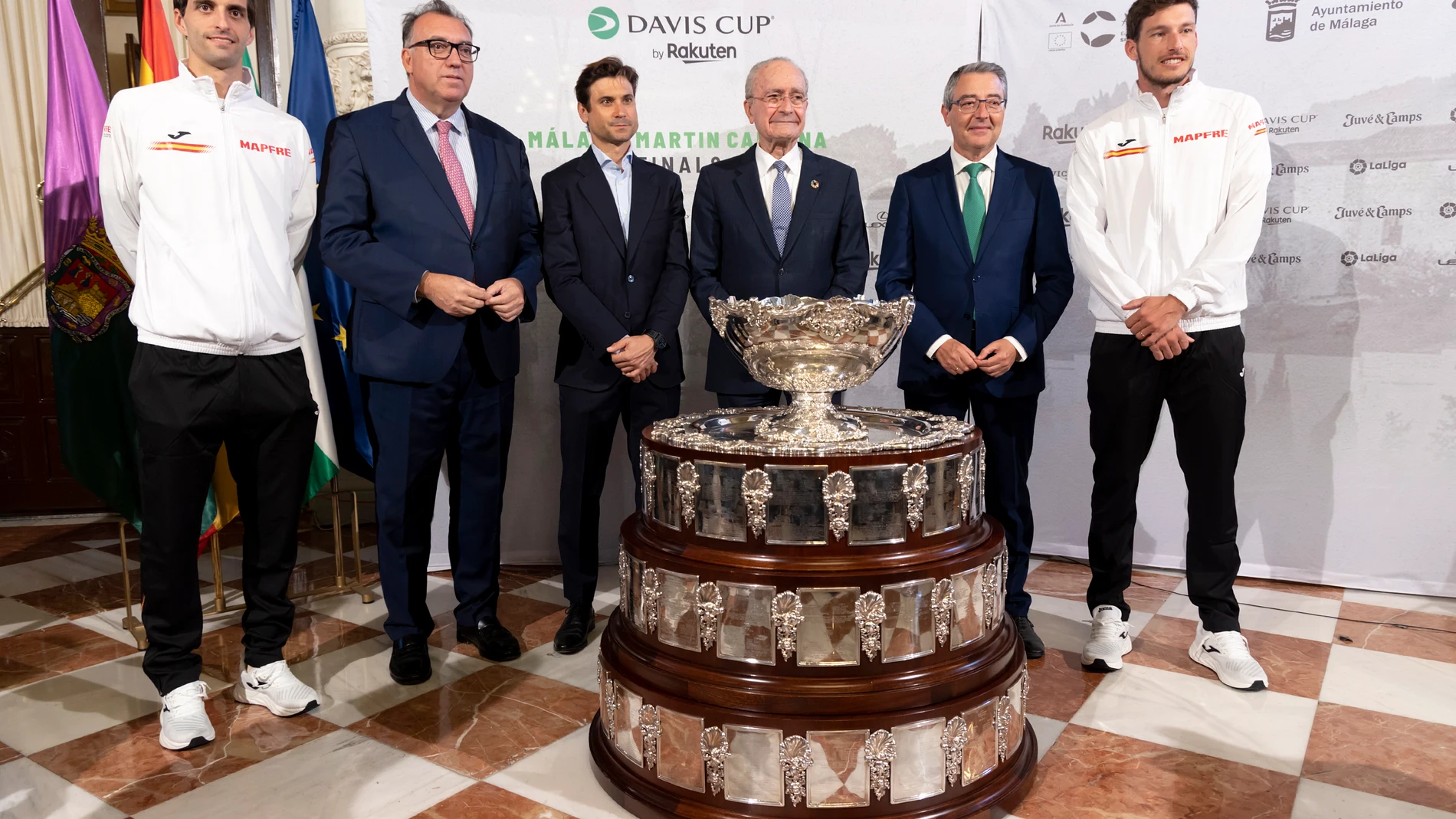 Los jugadores Albert Ramos (i) y Pablo Carreño (d), junto al consejero de Deporte, Arturo Bernal (2i); el director de la Copa Davis, David Ferrer (3i); el alcalde de Málaga, Francisco de la Torre (3d), y el presidente de la Diputación, Francisco Salado (2d)