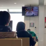 Ciudadanos norcoreanos en una sala de espera