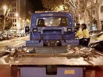 Grúa trabajando en la calle Grúa trabajando en la calle