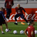 El portero costarricense Keylor Navas participa en un entrenamiento de la selección nacional en el Al Ahli Sports Club
