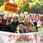 Varias personas sostienen carteles durante una manifestación