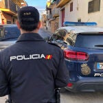Un efectivo de la Policía Nacional en Sevilla. EFE/David Arjona
