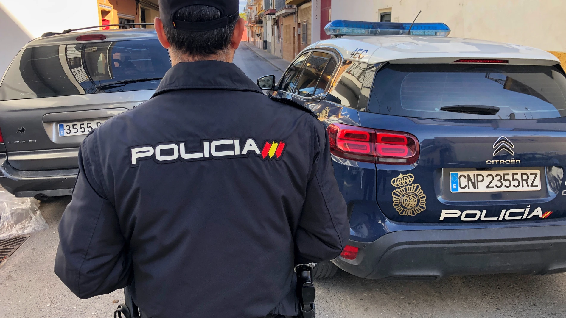 Un efectivo de la Policía Nacional en Sevilla. EFE/David Arjona