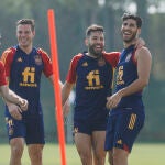 Marco Asensio bromea en un entrenamiento con Carvajal, Jordi Alba y Azpilicueta