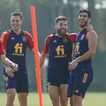 Marco Asensio bromea en un entrenamiento con Carvajal, Jordi Alba y Azpilicueta