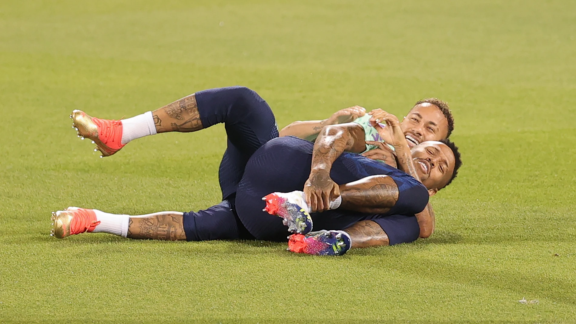 Neymar y Militao se divierten durante un entrenamiento de Brasil