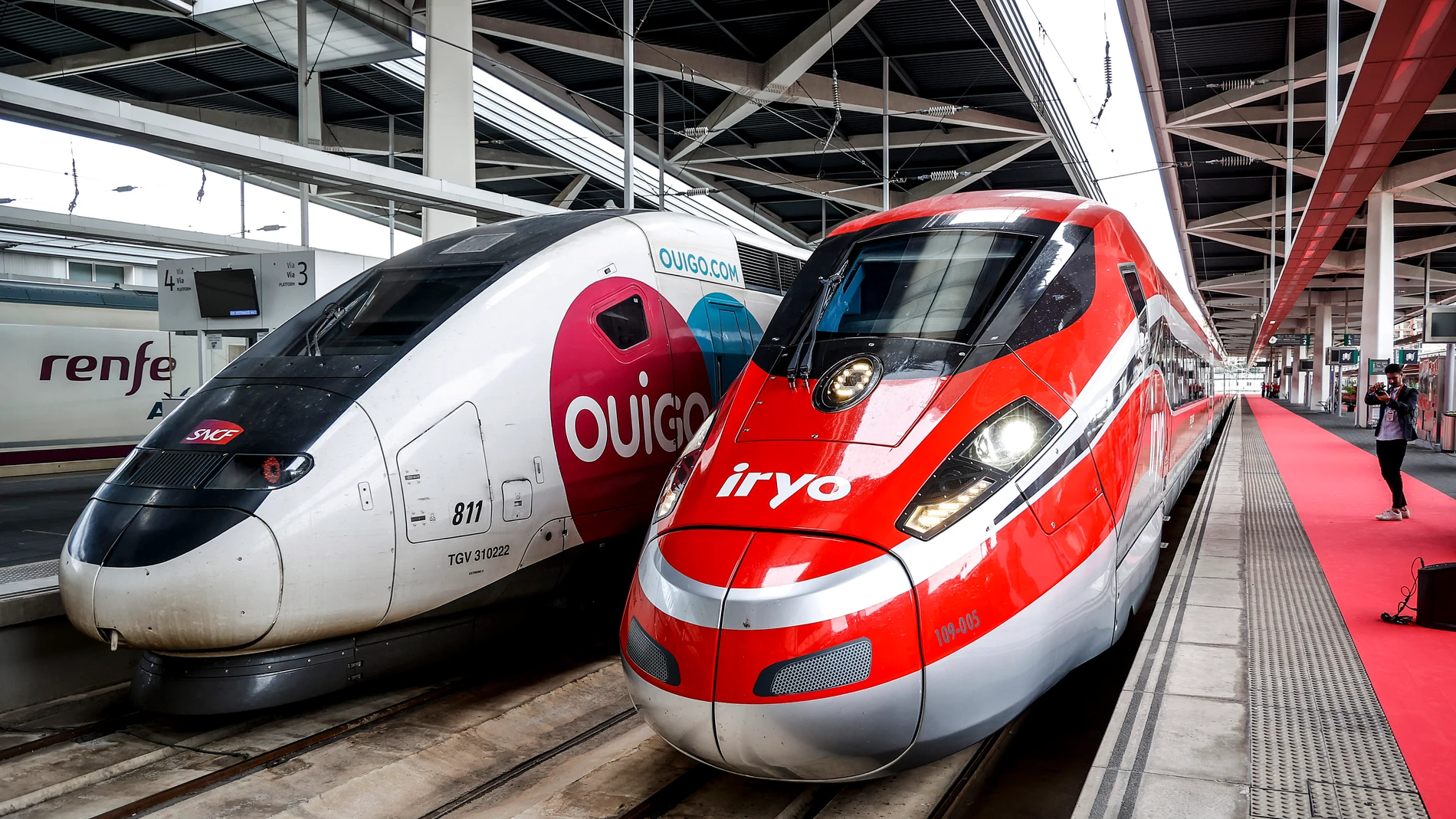 Un tren de iryo, otro de Ouigo y un tercero de Renfe, en la estación de Valencia esta sema