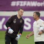 Flick, seleccionador alemán, charla con su portero, Neuer