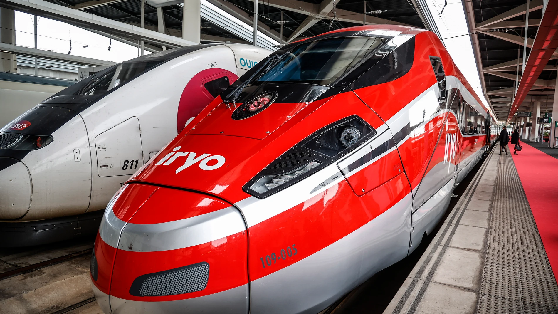 Un tren de iryo junto a otro de Ouigo en Valencia