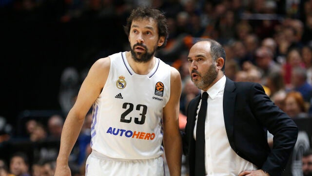 Llull, máximo anotador del Madrid con 20 puntos, dialoga con Chus Mateo