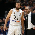 Llull, máximo anotador del Madrid con 20 puntos, dialoga con Chus Mateo
