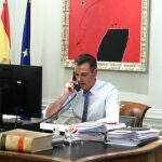 El presidente del Gobierno, Pedro Sánchez, en la mesa de despacho que han usado todos los presidentes del Gobierno desde Adolfo Suárez