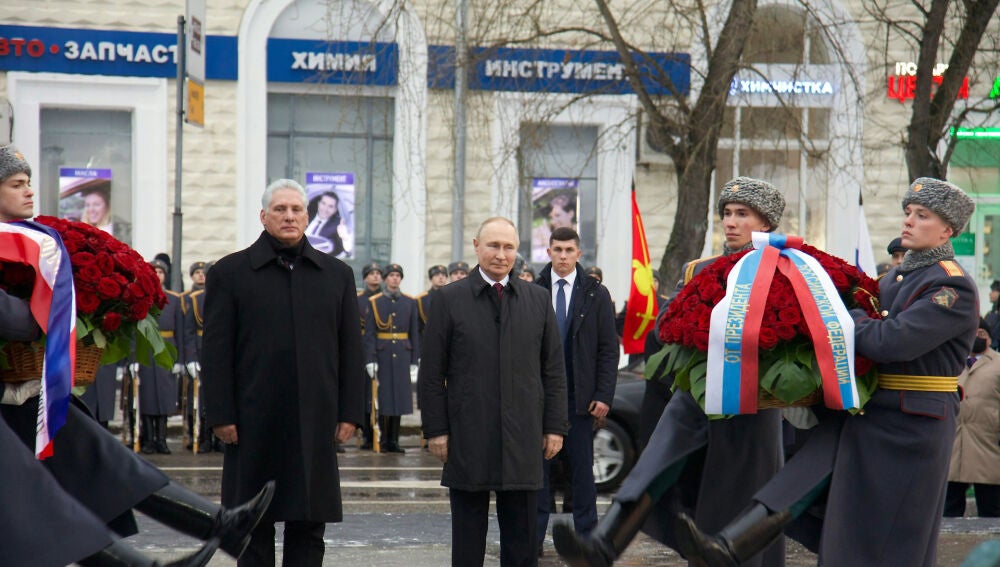 Miguel Diaz-Canel junto al presidente ruso, Vladimir Putin, durante la inauguración de una estatua en honor a Fidel Castro, hoy, en Moscú