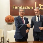 El presidente de la Fundación Cajasol, Antonio Pulido, y el presidente de la Fundación Andaluza para la Promoción del Baloncesto Aro, Fernando Moral, han firmado un acuerdo de colaboración para llevar a cabo actividades e iniciativas para la promoción y el respaldo del deporte base