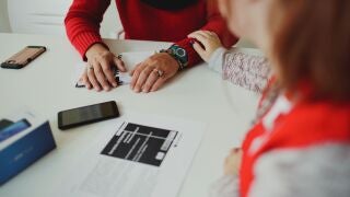 Una trabajadora de Cruz Roja acompaña a una mujer.