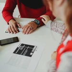 Una trabajadora de Cruz Roja acompaña a una mujer.